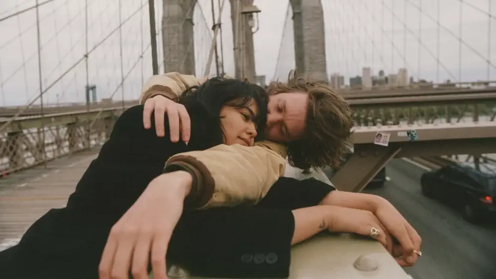 Assistir Parachute em HD