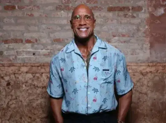 Assistir Magro e abatido, Dwayne Johnson assusta fãs no Festival de Cinema de Veneza em HD
