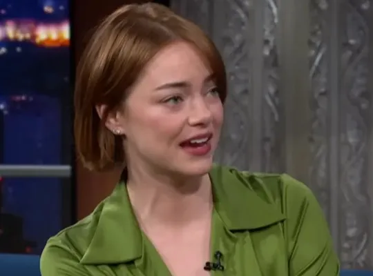 Assistir Emma Stone apontou quem seria o “ET” entre as estrelas de Hollywood. em HD